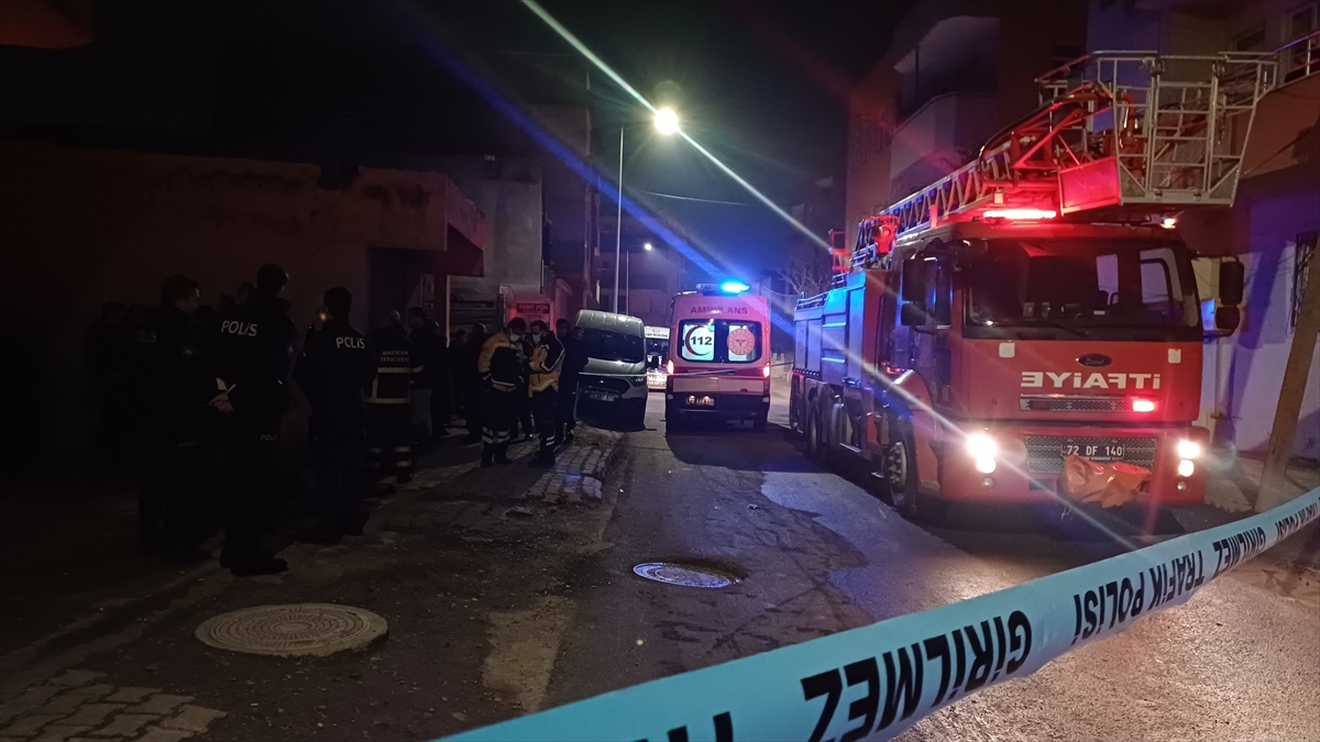 Batman'da tek katlı evde çıkan yangında 1 kişi öldü, 1 kişi yaralandı Batman'da tek katlı evde çıkan yangında 1 kişi öldü, 1 kişi yaralandı