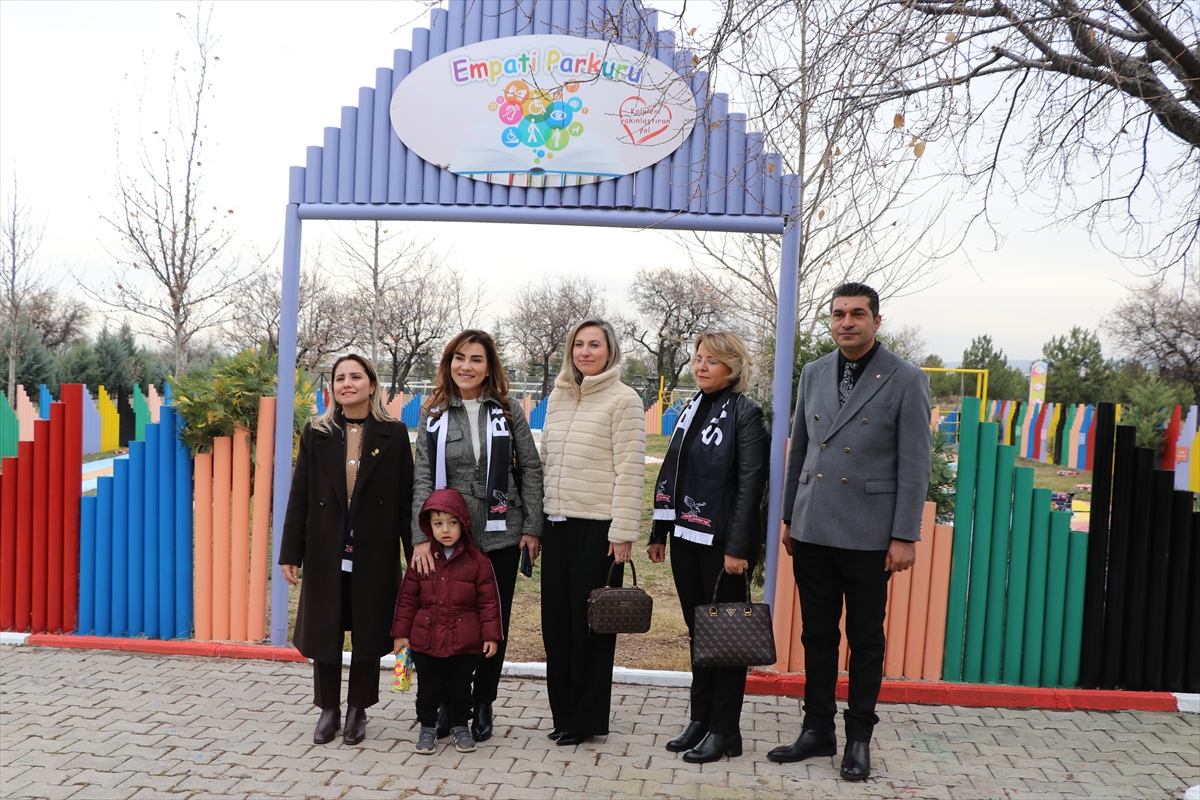 Beşiktaş Kulübünün "İyiliğe Kanat Aç Projesi" kapsamında Elazığ'a gelen heyet ziyaretlerde bulundu Beşiktaş Kulübünün "İyiliğe Kanat Aç Projesi" kapsamında Elazığ'a gelen heyet ziyaretlerde bulundu