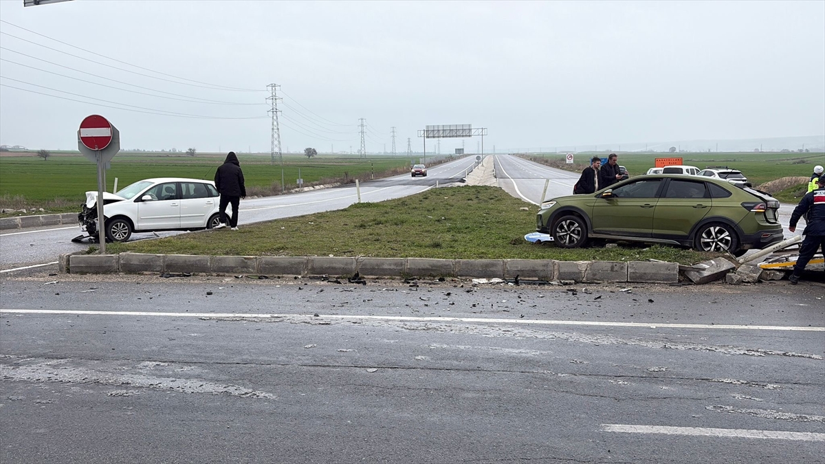 Edirne'de iki otomobilin çarpıştığı kazada 7 kişi yaralandı Edirne'de iki otomobilin çarpıştığı kazada 7 kişi yaralandı