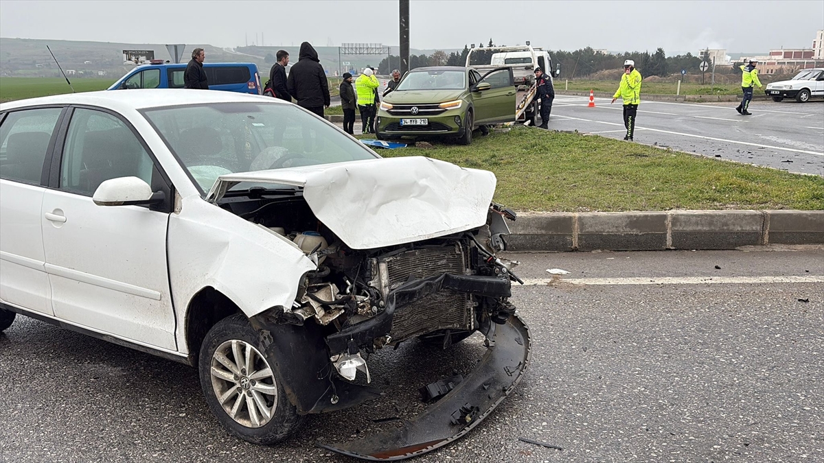 Edirne'de iki otomobilin çarpıştığı kazada 7 kişi yaralandı Edirne'de iki otomobilin çarpıştığı kazada 7 kişi yaralandı