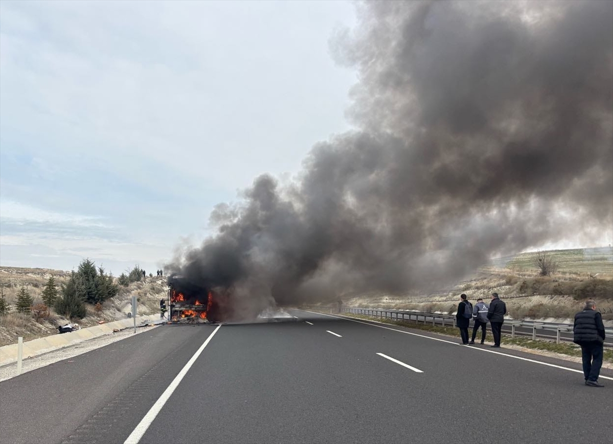 Eskişehir'de çıkan yangında yolcu otobüsü kullanılamaz hale geldi Eskişehir'de çıkan yangında yolcu otobüsü kullanılamaz hale geldi