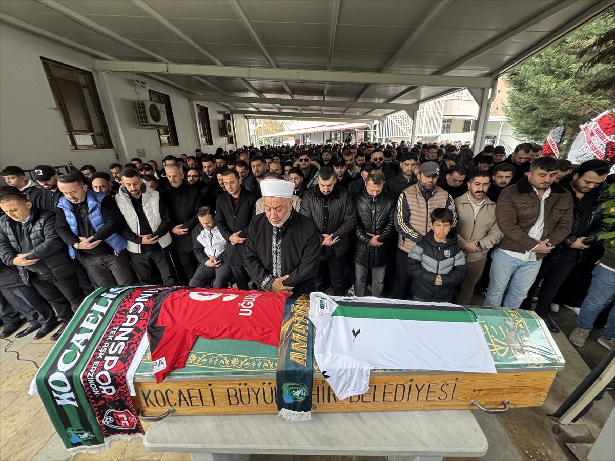 Kocaeli'de silahlı kavgada ölen futbolcu Uğurcan Bekçi defnedildi Kocaeli'de silahlı kavgada ölen futbolcu Uğurcan Bekçi defnedildi
