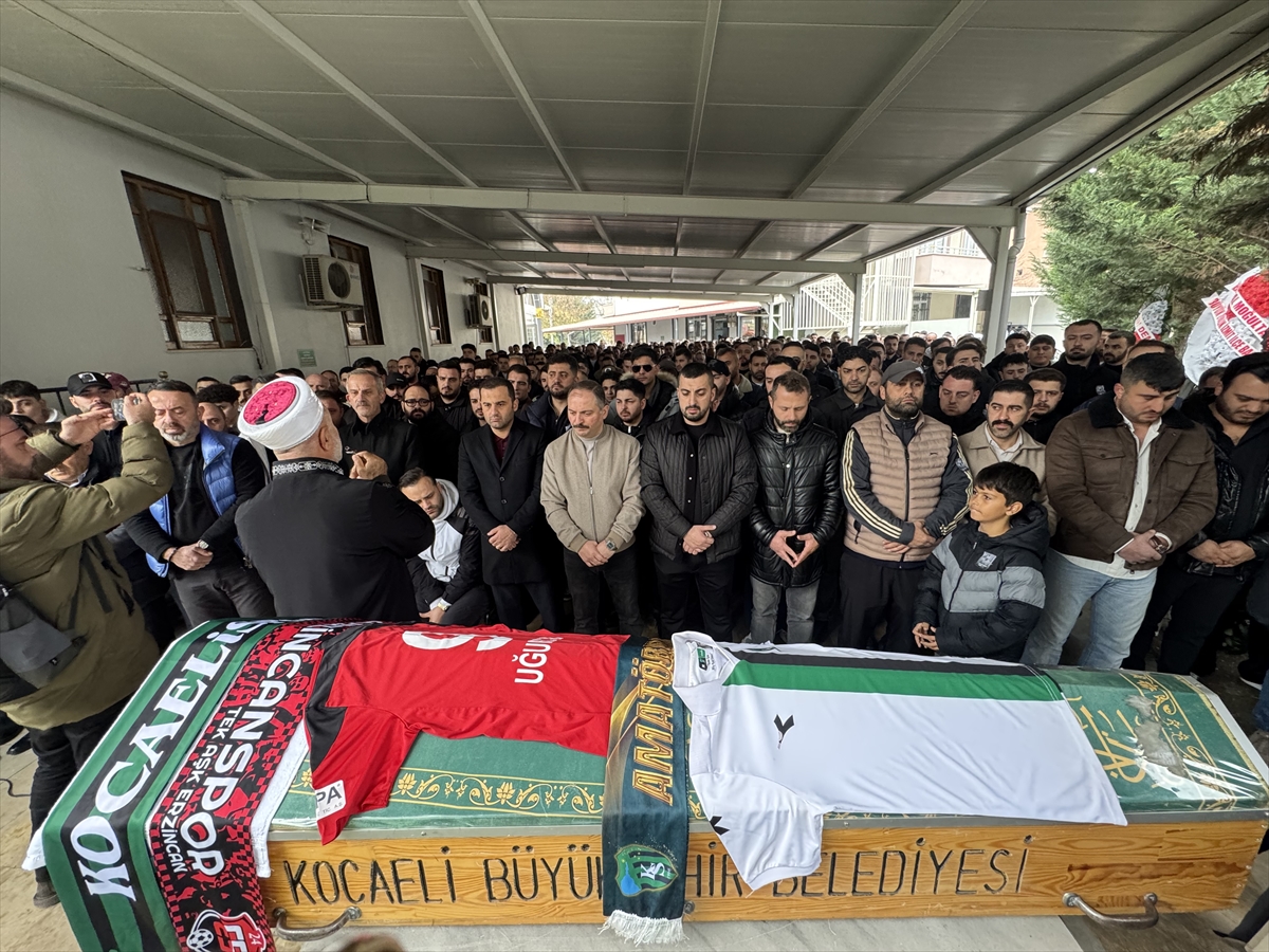 Kocaeli'de silahlı kavgada ölen futbolcu Uğurcan Bekçi defnedildi Kocaeli'de silahlı kavgada ölen futbolcu Uğurcan Bekçi defnedildi