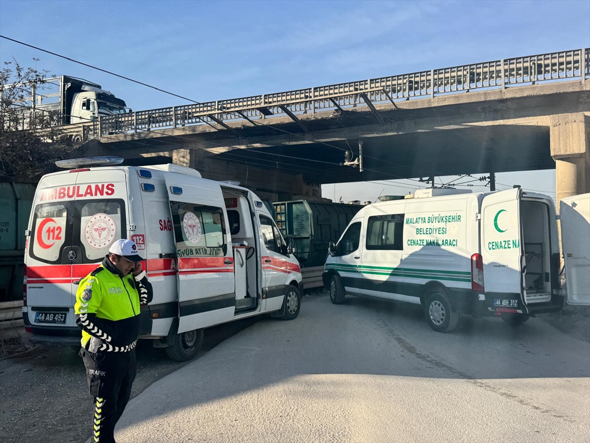 Malatya'da trenin çarptığı genç öldü