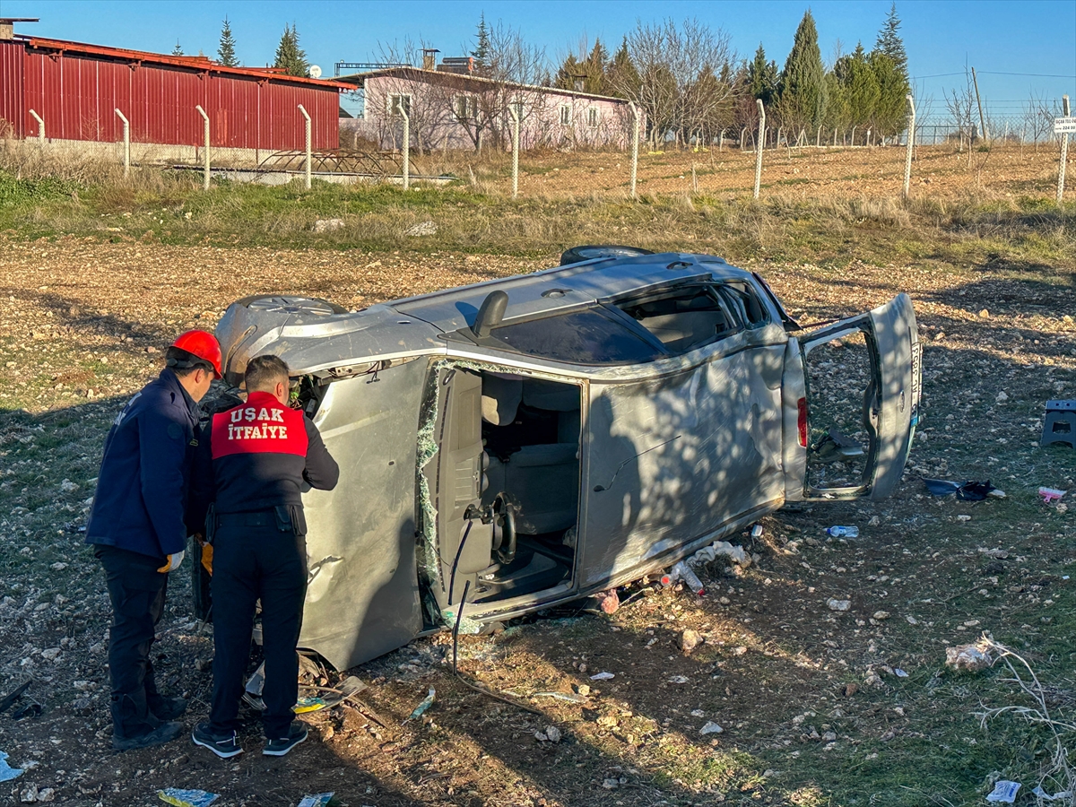 Uşak'ta devrilen otomobilde aynı aileden 5 kişi yaralandı
