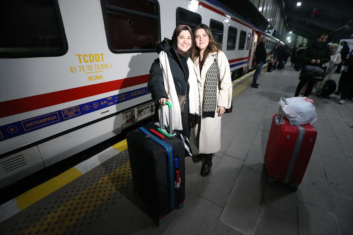 Yeni sezonun ilk seferine çıkan Turistik Doğu Ekspresi son durağı Kars'a ulaştı