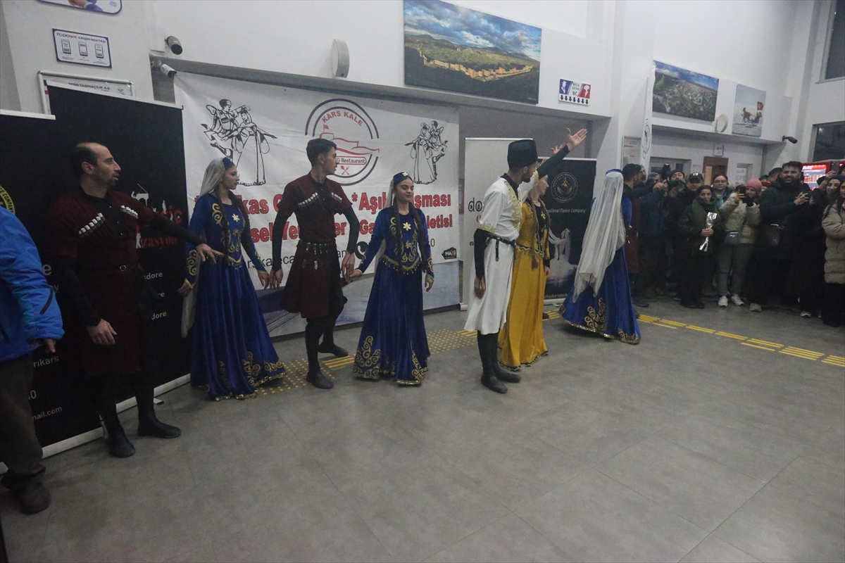 Yeni sezonun ilk seferine çıkan Turistik Doğu Ekspresi son durağı Kars'a ulaştı