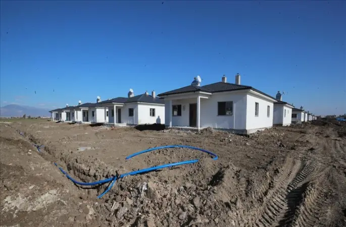 Hatay'da kırsal deprem konutlarının yapımı sürüyor