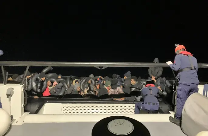 İzmir açıklarında 44 düzensiz göçmen yakalandı, 18 düzensiz göçmen kurtarıldı