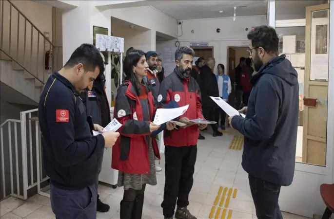 Tunceli'de gönüllüler deprem risklerine karşı ev ve iş yerlerinde "tehlike avında